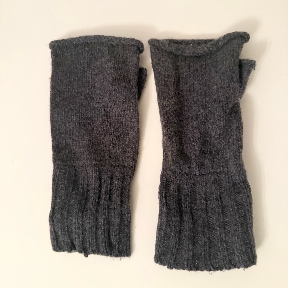 !! DO NOT BUY !!
Joe fresh gray fingerless gloves